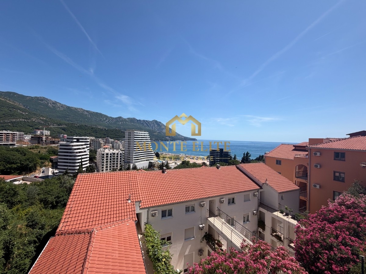 Moderan dvosoban stan s pogledom na more i bazenom, Bečići
