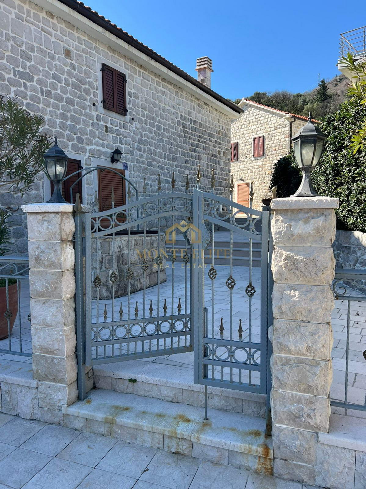 Obnovljeni historijski objekat sa privatnom plažom – Boka Kotorska