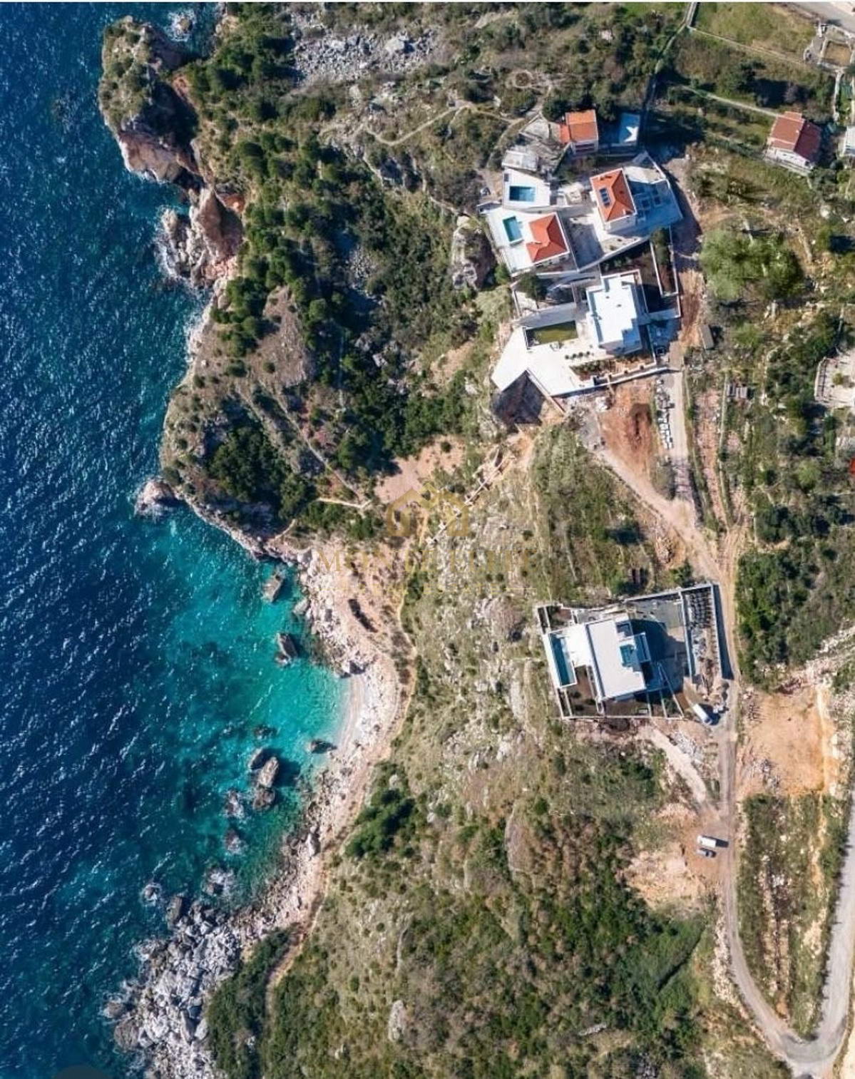 Parcela na litici iznad plaže Skočiđevojka – Reževići, Budva