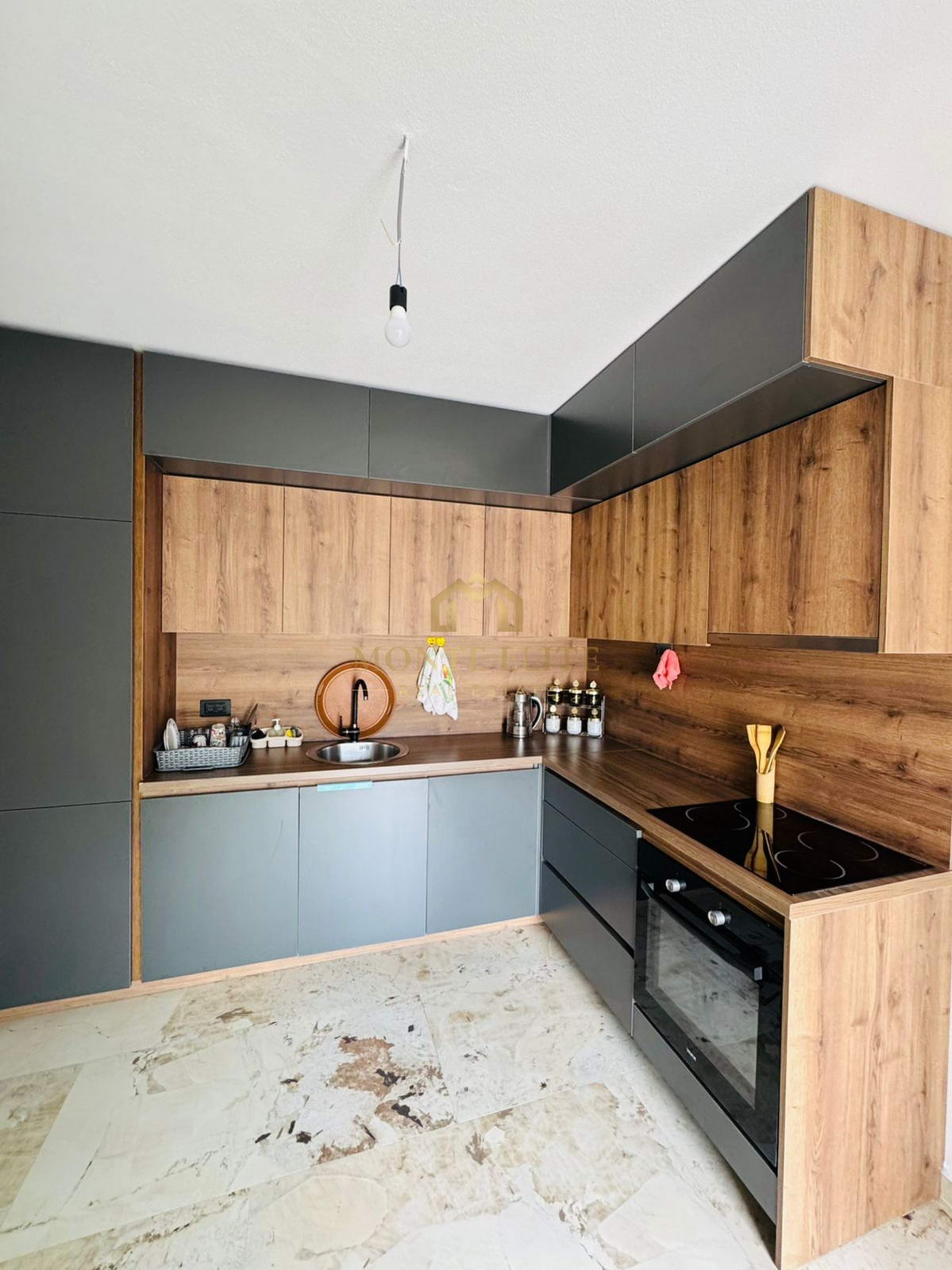 Kuća sa velikom krovnom terasom, useljiva odmah – Bar, 180 m²