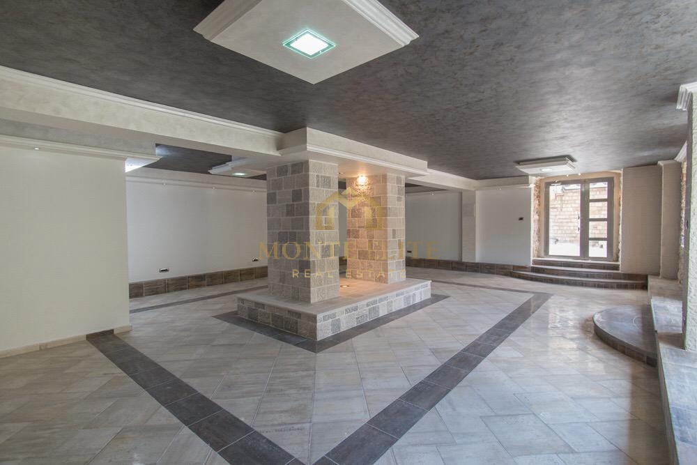 Poslovni prostor u centru Starog grada Herceg Novi – 100 m²