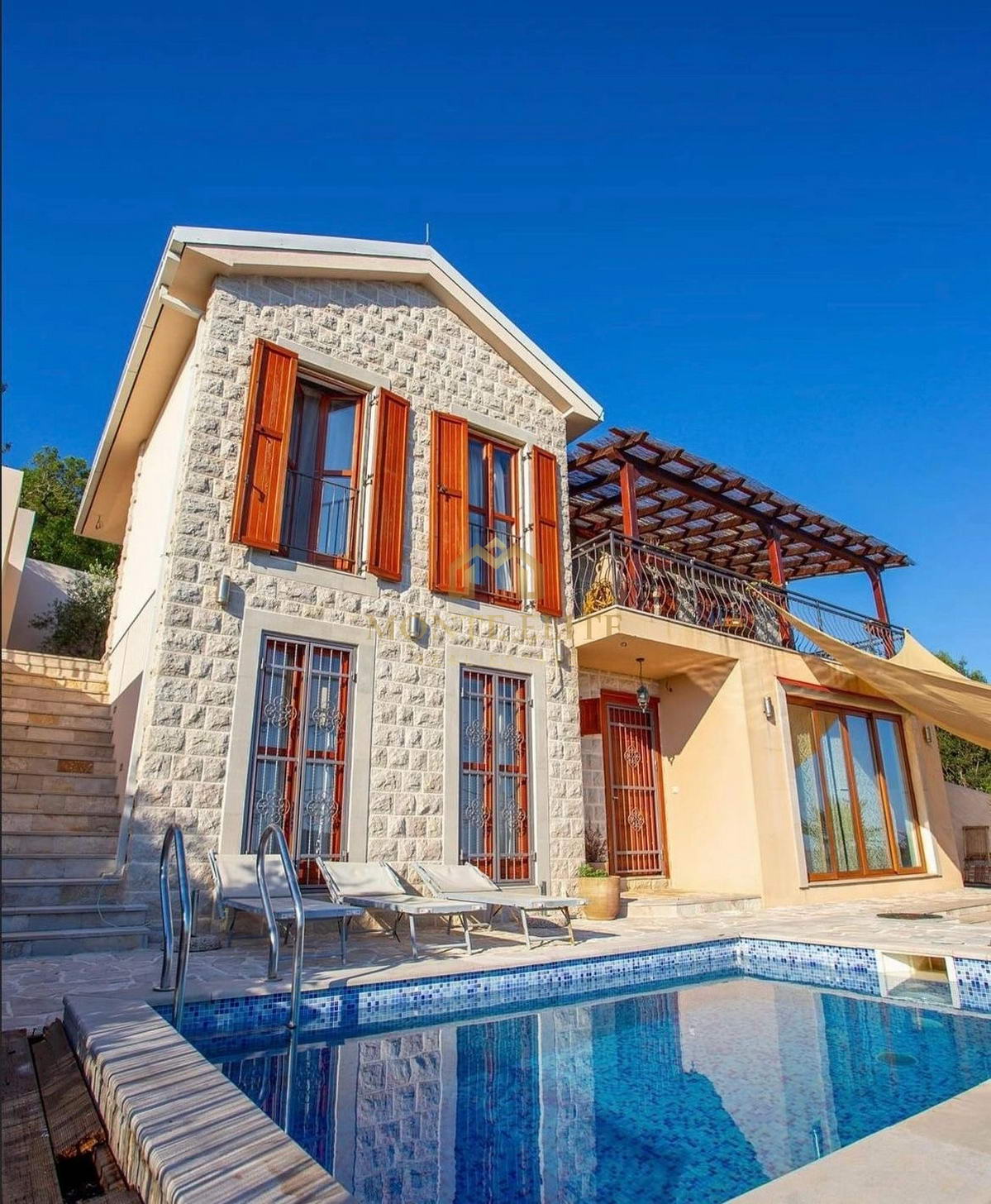 Kamena vila u mediteranskom stilu sa bazenom – opština Kotor