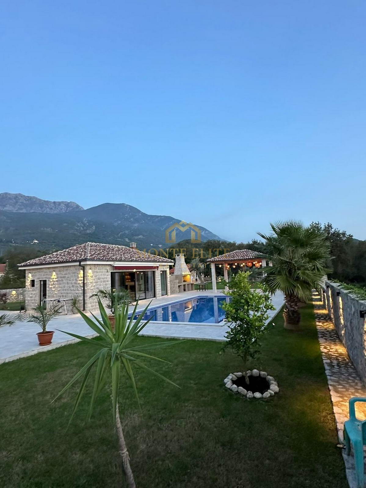 Vila sa prostranim imanjem u blizini Porto Montenegra – Radanovići