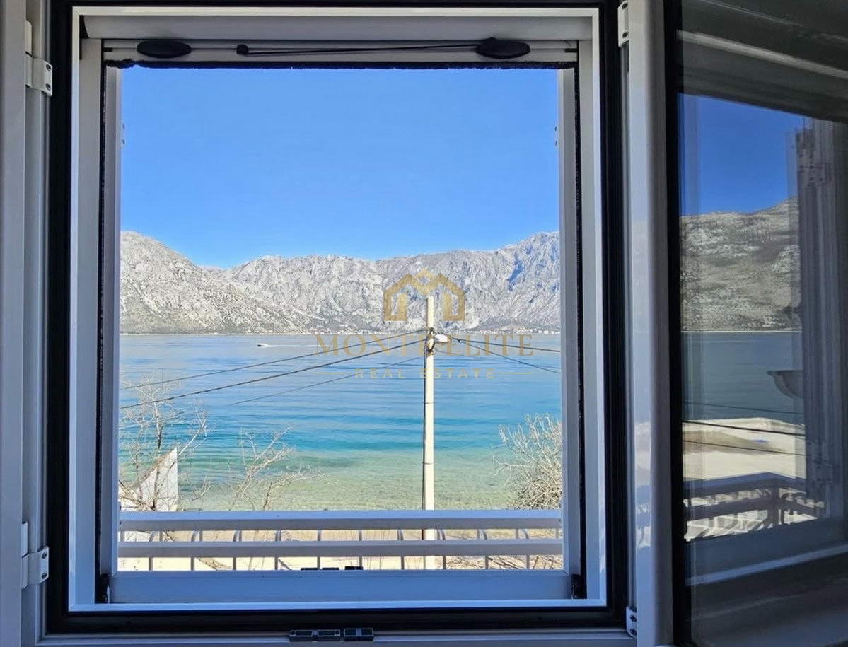 Trospratna kuća na samo 5 metara od mora – Boka Kotorska