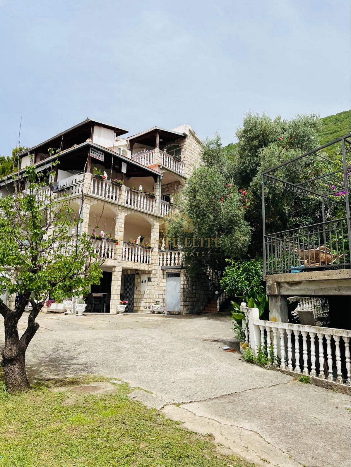 Investicioni objekat sa 12 apartmana – Petrovac, Budva