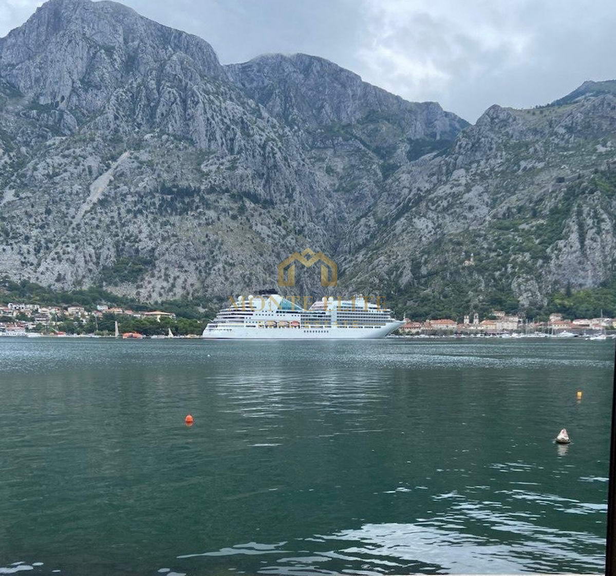 Vila na prvoj liniji mora u Boki Kotorskoj